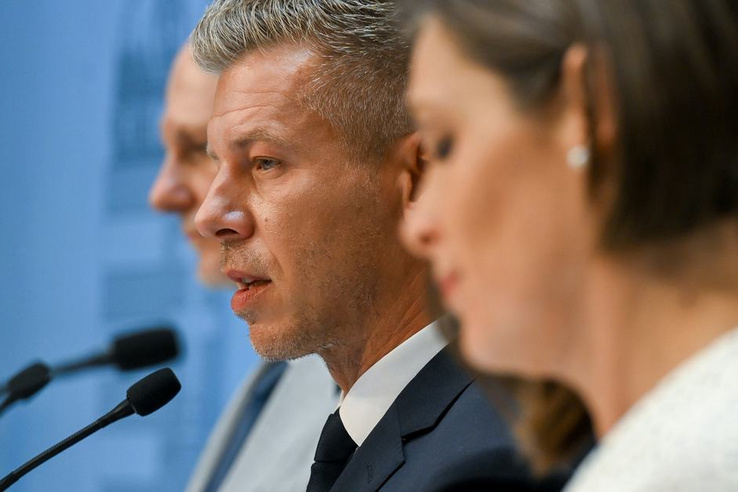 Akár már hétfőn kattanhat a bilincs Hankó Balázs és Seszták Miklós csuklóján