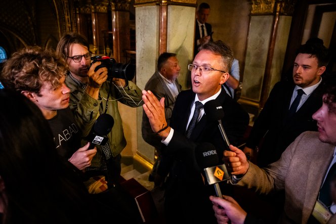 Felfüggesztették Magyar Péter, Hankó Balázs és Seszták Miklós mentelmi jogát