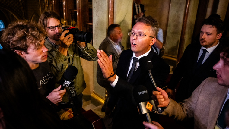 Hankó Balázst beidézte az&nbsp;ügyészség, elhagyta a&nbsp;Parlamentet