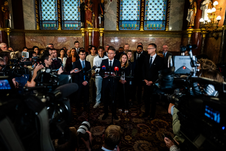 A parlament felfüggesztette Magyar Péter, Hankó Balázs és Seszták Miklós mentelmi jogát