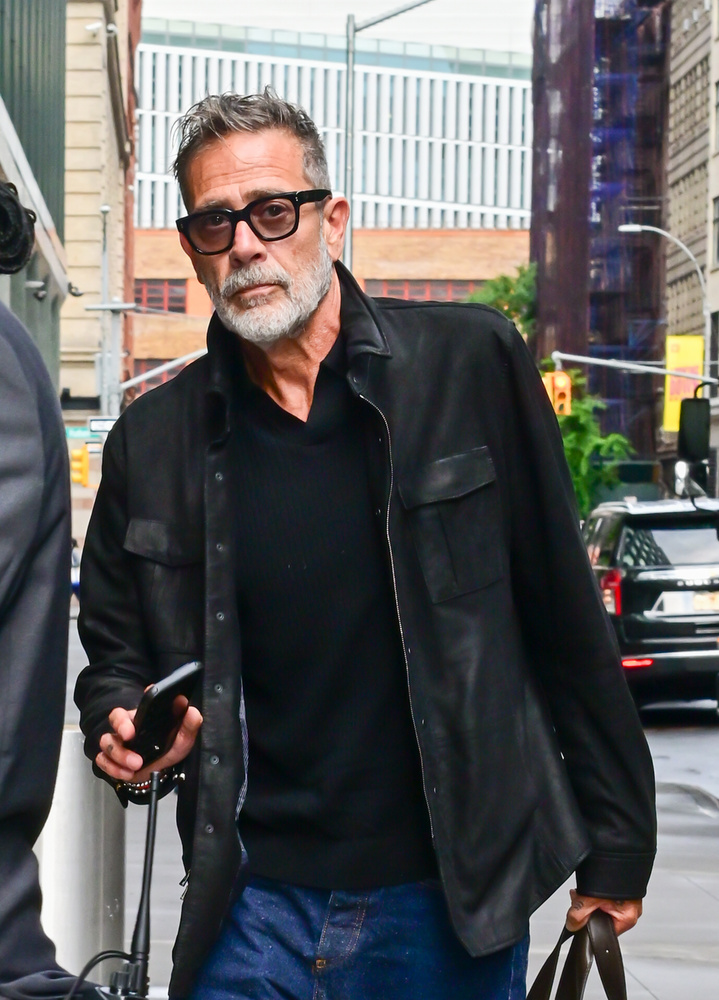 Jeffrey Dean MorganAmikor éppen nem forgat vagy különböző rendezvényeken jelenik meg, Jeffrey Dean Morgan a farmján dolgozik