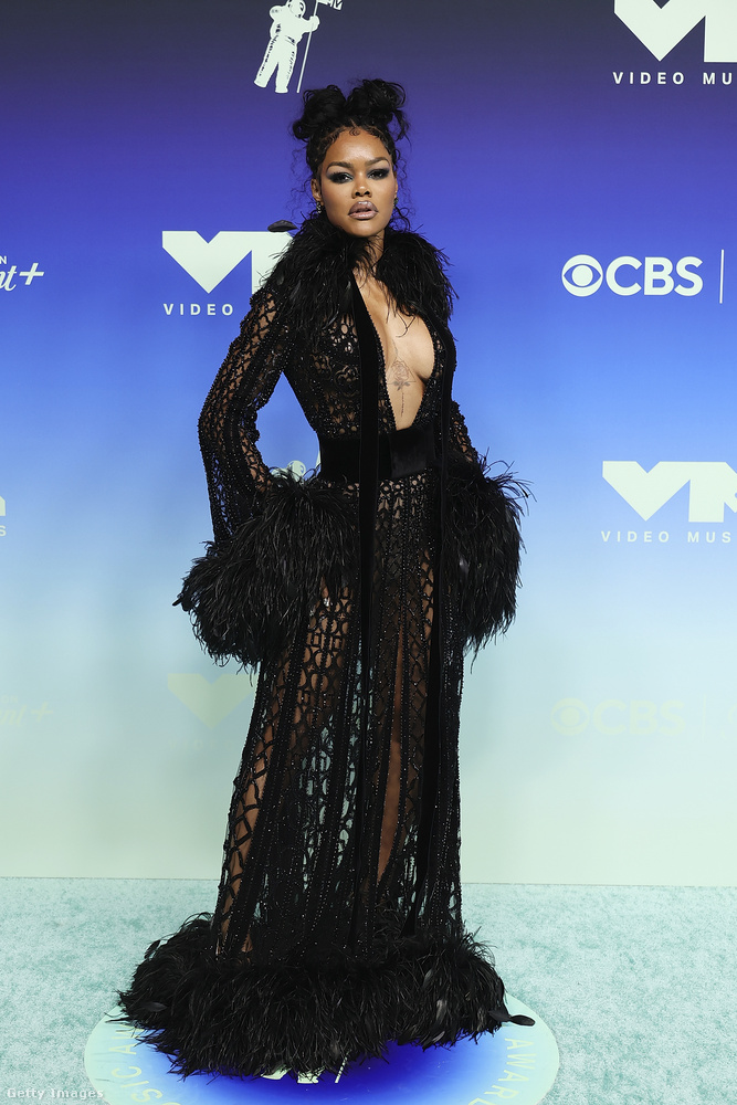 Teyana TaylorA műsorvezető Teyana Taylor ezúttal is hozta a tőle megszokott látványos stílust: egy áttetsző, fekete Zuhair Murad Couture kabátruhában érkezett.