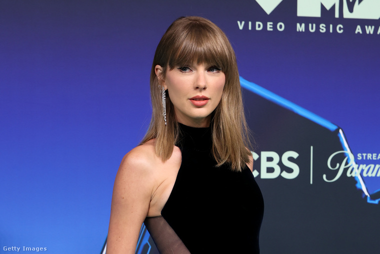 Nem fukarkodtak a merész és látványos összeállításokkal a sztárok a 2026-os MTV VMA vörös szőnyegén: a klasszikus estélyik mellett áttetsző darabok, különleges szabások és extravagáns részletek is feltűntek
