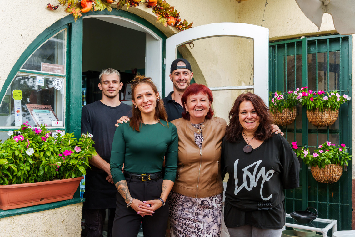 A Bakterház csapata: középen Mécs Márta tulajdonos, mögötte Krisztián, az üzletvezető, jobbján Barbi, a barista, balján Erika, a konyhatündér, illetve Tomi és Gergő is erősítik a csapatot