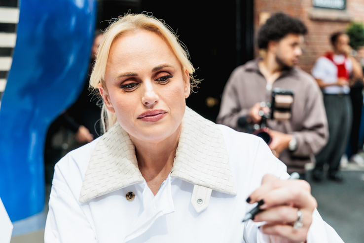 Lejárató weboldal, titkosított üzenetek, szexkereskedelem: tovább gyűrűzik Rebel Wilson pere