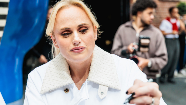 Lejárató weboldal, titkosított üzenetek, szexkereskedelem: tovább gyűrűzik Rebel Wilson pere