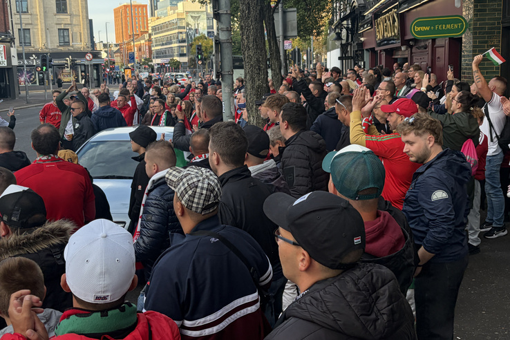 Így vonultak a magyar válogatott szurkolói Belfast utcáin