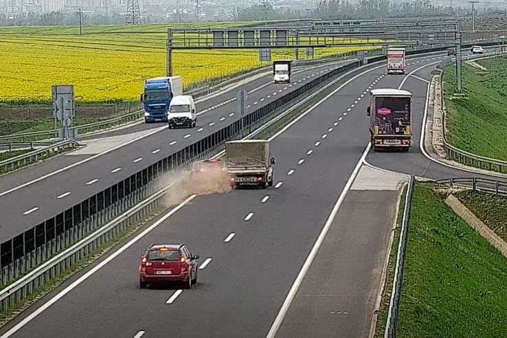 Hihetetlen jelenetet vett fel a kamera az M30-ason: udvarisságával okozott balesetet