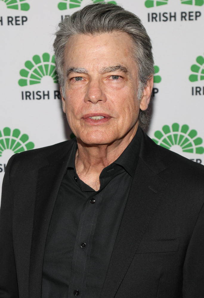 Peter Gallagher a színházban is komoly karriert futott be, korábban Tony-díjra is jelölték, 2024 és 2025 között pedig a Broadwayn szerepelt a Left on Tenth című darabban