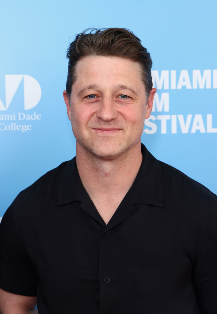 Az elmúlt években Ben McKenzie a Broadway színpadán is feltűnt, emellett pedig a kriptovaluták egyik hangos kritikusa lett