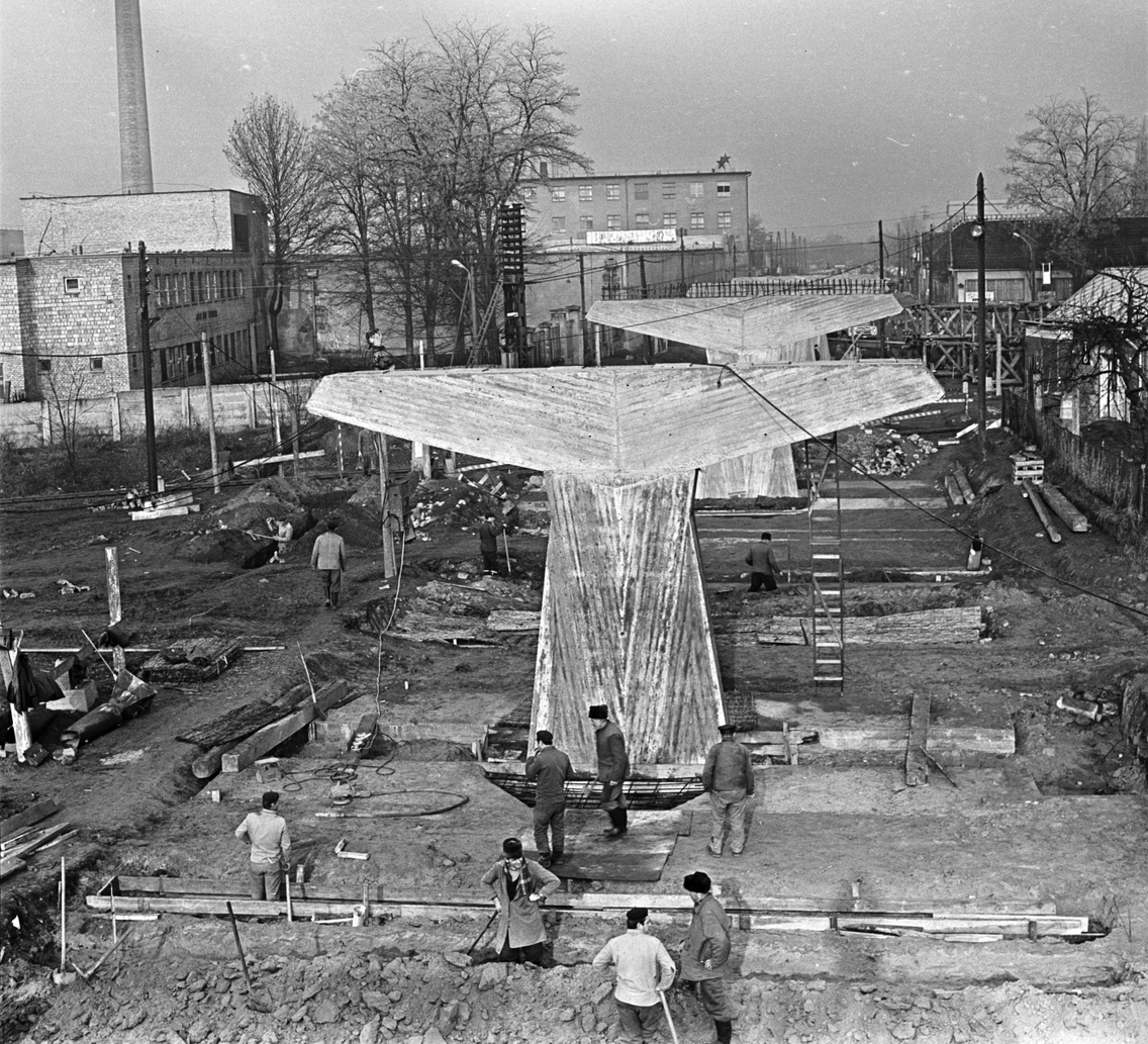 Grassalkovich út (Marx Károly utca), az Ócsai úti felüljáró építkezése. Balra a Hazai Pamutszövő soroksári gyára, 1973