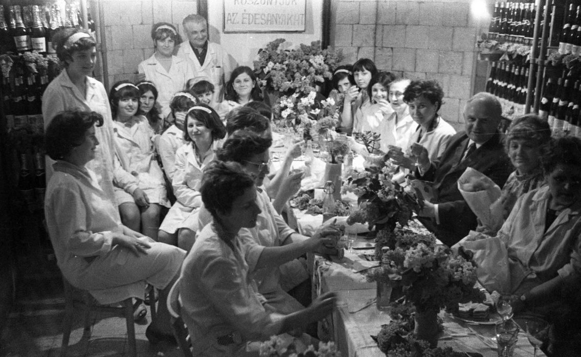 Grassalkovich (Marx Károly) úti közért, anyák napi ünnepség, 1970