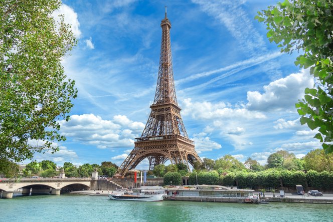 Áll a bál az Eiffel-torony körül, lemondott a vezérigazgató, miután női alkalmazottak kitiltását engedélyezték