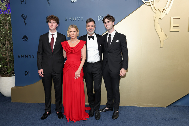 Rhea Seehorn és két fogadott fiaRhea Seehorn számára családi program lett az idei Emmy: vőlegénye, Graham Larson mellett annak két fia, Gray és McLain is vele tartott