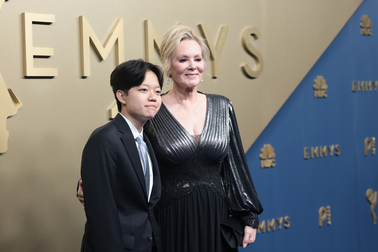 Jean Smart és fia, Forrest GillilandJean Smart szintén a fiát választotta kísérőnek