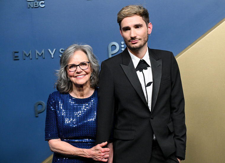 Sally Field és fia, Sam GreismanSally Field legfiatalabb fiával, Sam Greismannel érkezett a díjátadóra