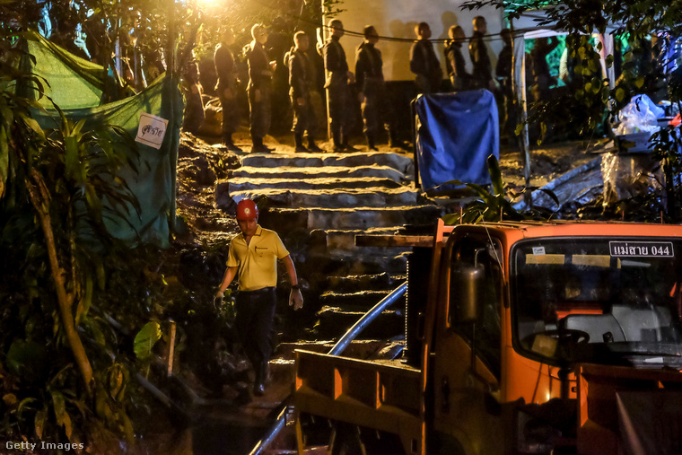 Thaiföld: kilenc nap után találták meg a barlangban rekedt gyerekeket2018 nyarán 12 fiatal futballista és edzőjük rekedt a thaiföldi Tham Luang-barlangrendszerben, miután a heves esőzések miatt elárasztotta a víz a járatokat