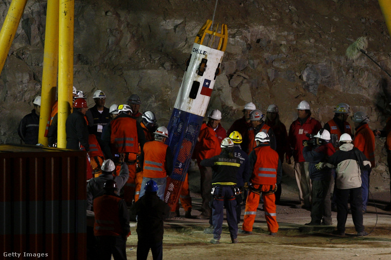 Chile: még a NASA szakembereit is bevonták a 33 bányász megmentésébe2010 augusztusában 33 bányász rekedt mintegy 700 méter mélyen egy chilei bánya omlása után