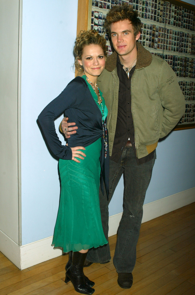 Bethany Joy Lenz és Tyler HiltonA Tuti gimi két sztárja, Tyler Hilton és Bethany Joy Lenz között szerelem alakult ki, ám a kapcsolatuk hamar véget ért