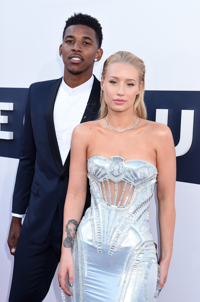 Iggy Azalea és Nick YoungIggy Azalea és Nick Young 2015-ben jegyezték el egymást, ám egy évvel később nyilvánosságra került egy videó, amelyben a kosárlabdázó állítólag arról beszélt csapattársának, D’Angelo Russellnek, hogy megcsalta menyasszonyát