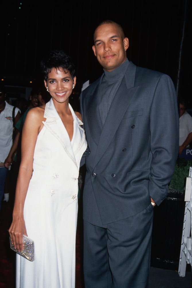 Halle Berry és David JusticeHalle Berry 1992-ben, mindössze öt hónapnyi kapcsolat után eljegyezte David Justice korábbi MLB-játékost, akivel még ugyanabban az évben össze is házasodtak