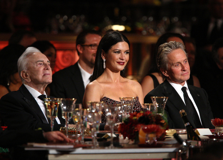 Kirk Douglas és Catherine Zeta-JonesCatherine Zeta-Jones apósa a néhai Kirk Douglas volt
