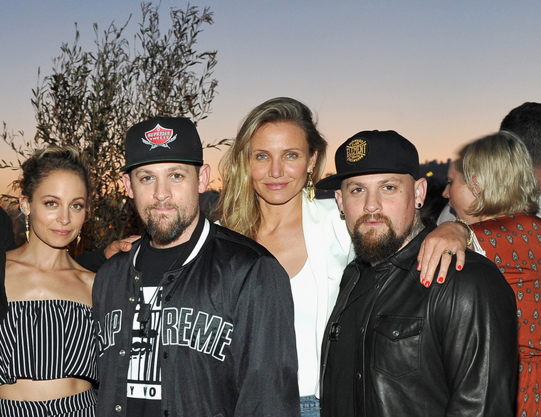 Cameron Diaz és Nicole RichieCameron Diaz és Nicole Richie sógornők, bár őket mindig megmosolyogtatja, milyen kevesen tudnak erről