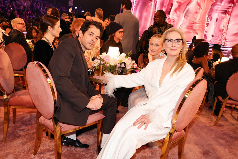 Mark Ronson és Meryl Streep2021-ben Mark Ronson zenei producer feleségül vette Grace Gummert, a legendás Meryl Streep lányát