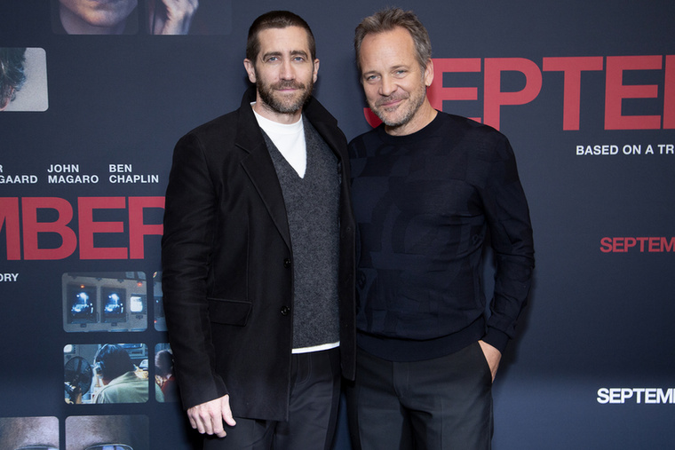Peter Sarsgaard és Jake GyllenhaalPeter Sarsgaard és Maggie Gyllenhaal 2009-ben házasodtak össze, de már négy éve együtt jártak, amikor Sarsgaard 2005-ben Jake Gyllenhaal oldalán szerepelt a Bőrnyakúak című filmben