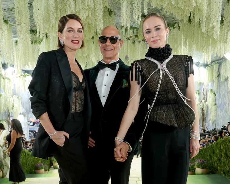 Emily Blunt és Stanley TucciKollégákból családtagok: miután Stanley Tucci és Emily Blunt együtt szerepeltek a 2006-os Az ördög Pradát visel című filmben, Tucci meghívást kapott Blunt 2010-es esküvőjére, amelyen John Krasinskival mondták ki egymásnak a boldogító igent