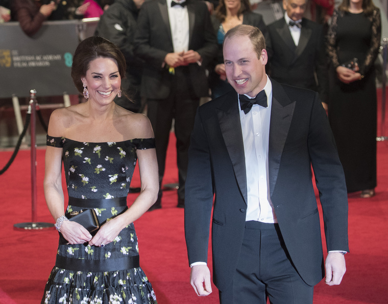 A brit királyi család tagjai jóval ritkábban vonulnak végig vörös szőnyegen, mint a hollywoodi sztárok, de amikor igazán ünnepélyes eseményről van szó, a ruhák ára könnyen milliós nagyságrendű lehet