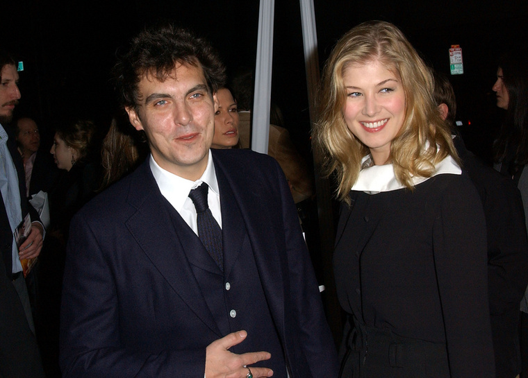Rosamund Pike és Joe WrightRosamund Pike és Joe Wright a 2005-ös Büszkeség és balítélet forgatásán szerettek egymásba, Pike a film egyik szereplője, Wright pedig a rendező volt