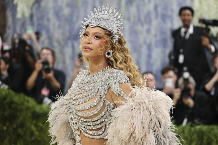 BeyoncéBeyoncé 2025 decemberében a világ ötödik olyan zenésze lett, aki dollármilliomosból milliárdossá vált