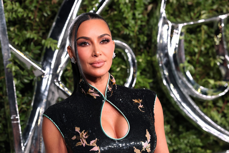 Kim KardashianKim Kardashian 2021 áprilisában lépte át a dollármilliárdos határt, elsősorban sikeres üzleti vállalkozásainak és televíziós karrierjének köszönhetően