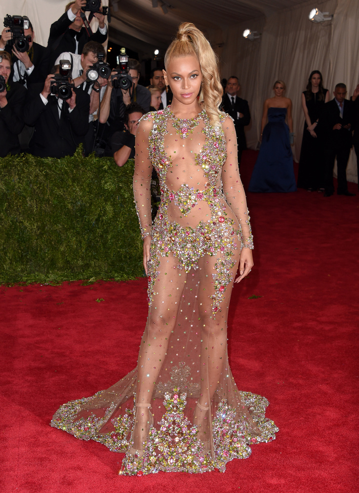 BeyoncéBeyoncé 2015-ben ismét megállította az időt, amikor megérkezett a Met-gálára egyik legikonikusabb összeállításában