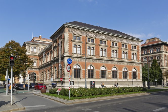 41 kalapácsütés után az „áldozatot” feldarabolva kelthetik új életre