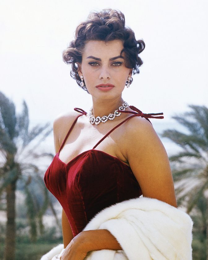 Sophia LorenSophia Loren már az 1950-es években berobbant a köztudatba: 14 évesen indult először szépségversenyen, majd 1950-ben a Miss Italia döntősei közé is bekerült