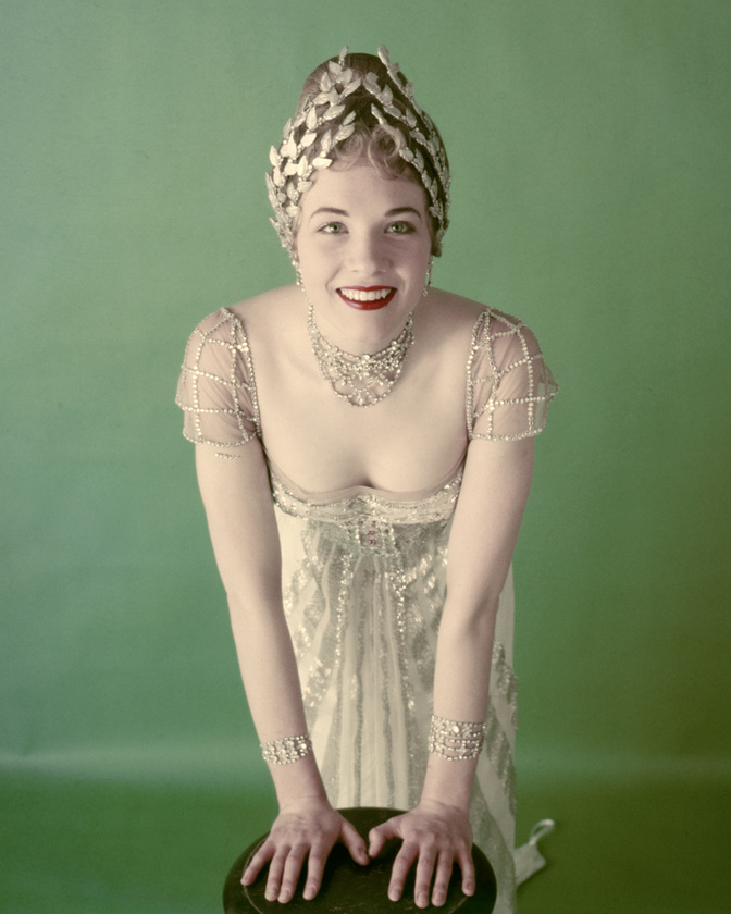 Julie AndrewsJulie Andrews már az 1950-es években berobbant a köztudatba: 1956-ban ő alakította először Eliza Doolittle-t a My Fair Lady színpadi változatában, alakításáért Tony-díjat is kapott