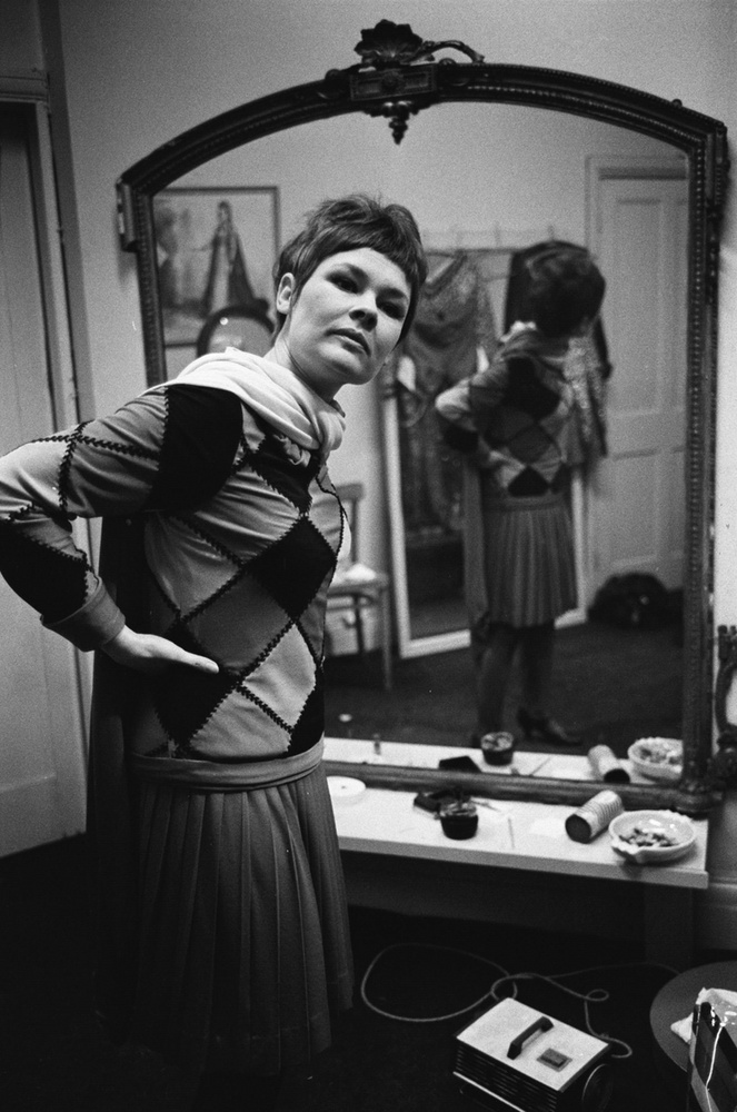 Judi DenchJudi Dench az 1950-es évek végén kezdte színészi pályafutását hazájában, Angliában, először elsősorban a színház világában