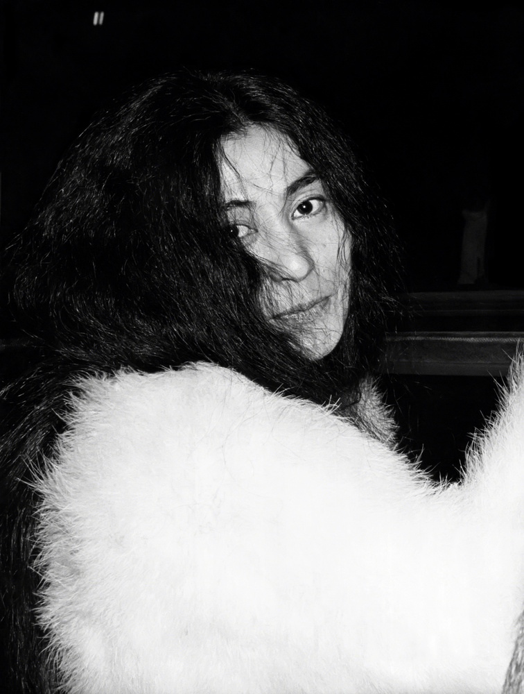Yoko OnoYoko Ono a művészet és a zene világának egyik legismertebb alakjává vált, nevét pedig hosszú éveken át leginkább John Lennon által ismerte meg a világ