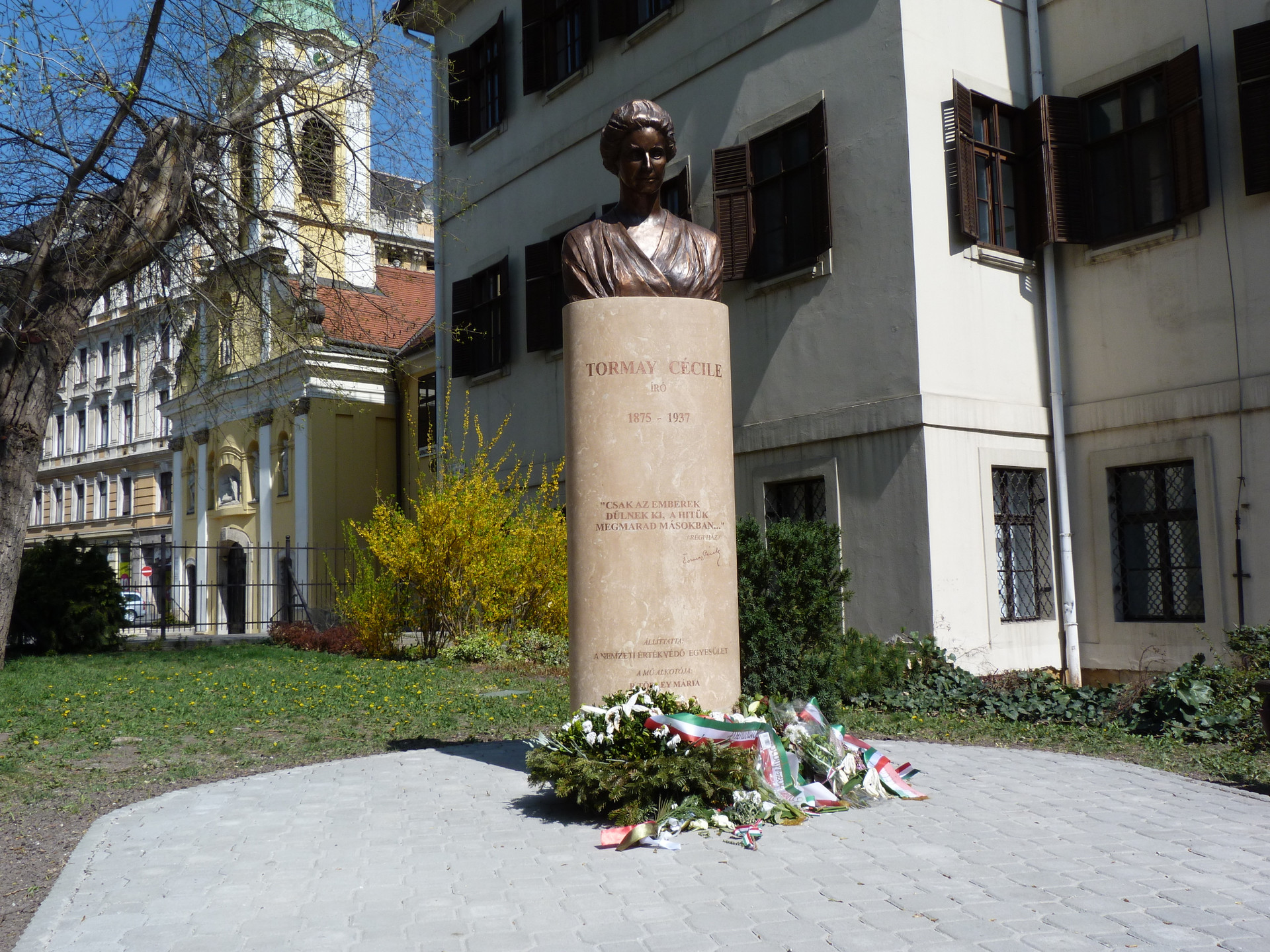 Tormay Cécile szobra a Szent Rókus Kórház előtt