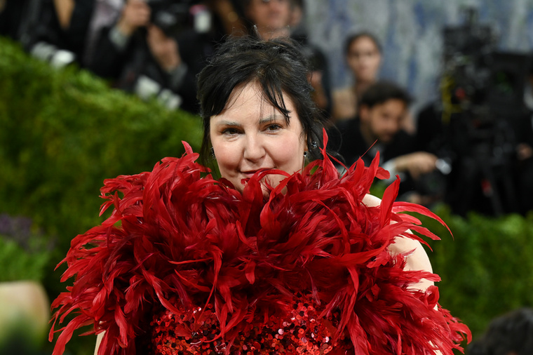 Lena Dunham édesanyja inkább becsukta a szemétA Csajok évei alatt Lena Dunham teste és meztelensége rendszeresen beszédtéma lett, hiszen a sorozatban számos ilyen jelenetet vállalt