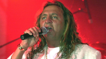 Közel két évtizede gondozza Zámbó Jimmy sírját egy titokzatos asszony