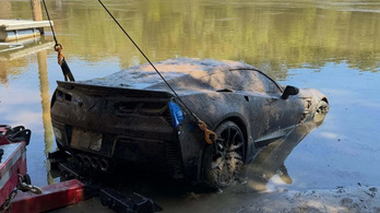 Halak lakosztálya lett évekre a ritka Corvette, most húzták ki a folyóból
