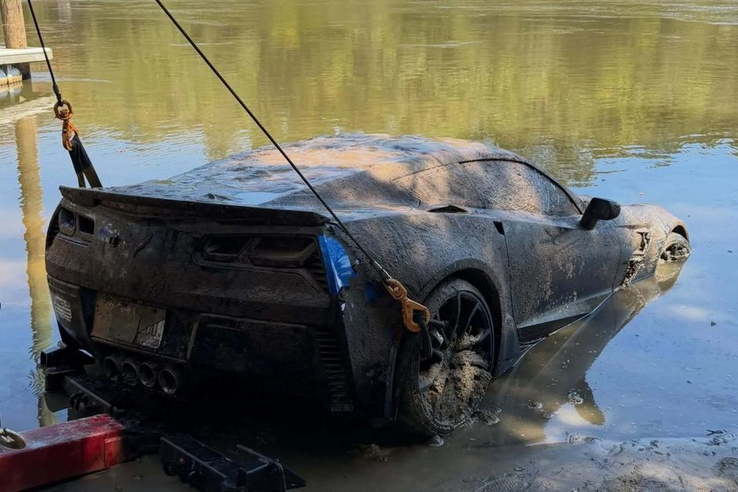 Halak lakosztálya lett évekre a ritka Corvette, most húzták ki a folyóból