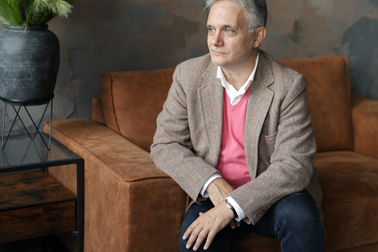 „Szeretem azokat a meglepő helyeket a Balatonon, ahol még nem jártam” – Nyáry Krisztián-interjú