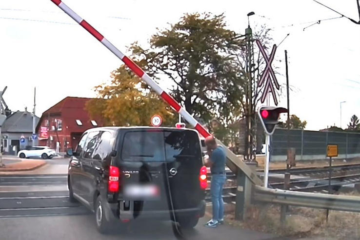 Fél percen múlt, hogy nem trafálta telibe a vonat Vecsésen