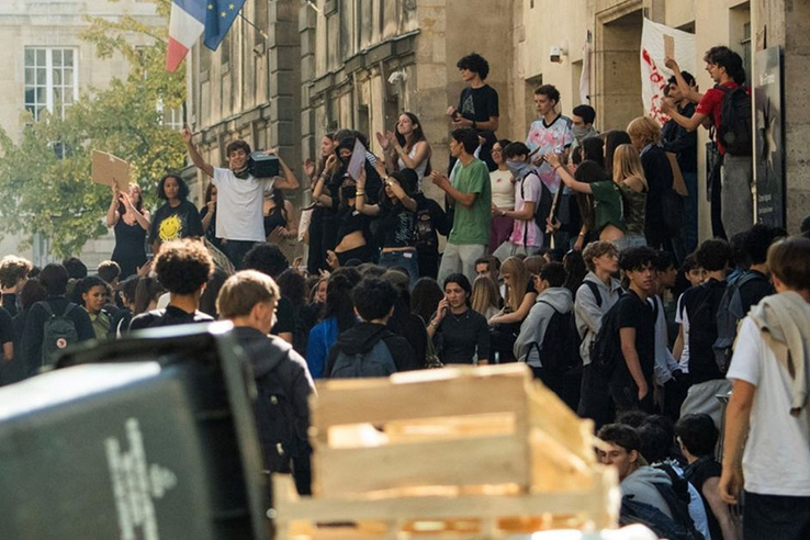 Egyre szorulnak a rendőrök: a népharag vagy a belső vizsgálat tesz keresztbe a kormánynak? (videó)