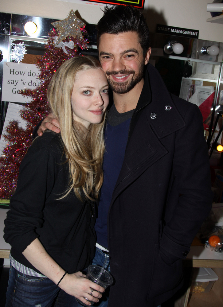 Dominic Cooper és Amanda SeyfriedA Mamma Mia! forgatásán ismerkedett meg Amanda Seyfried és Dominic Cooper, akik a filmben a házasságra készülő Sophie-t és Sky-t alakították