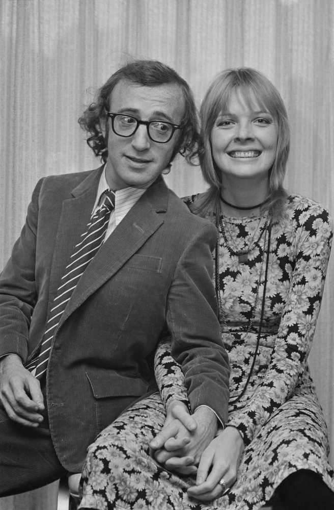 Diane Keaton és Woody AllenWoody Allen egyik legközelebbi alkotótársa, Diane Keaton a rendező nyolc filmjében szerepelt, köztük egy korai, áldokumentumfilmnek készült rövidfilmben, az 1971-es Men of Crisis: The Harvey Wallinger Story című alkotásban